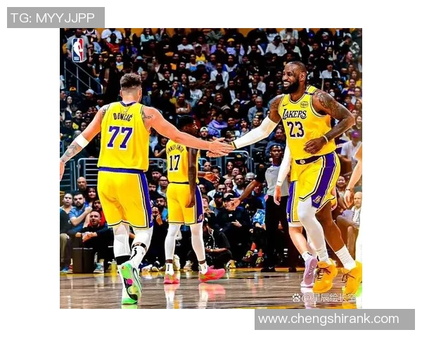 湖人官方更新伤病报告：詹姆斯因左膝酸痛赛前决定能否出战